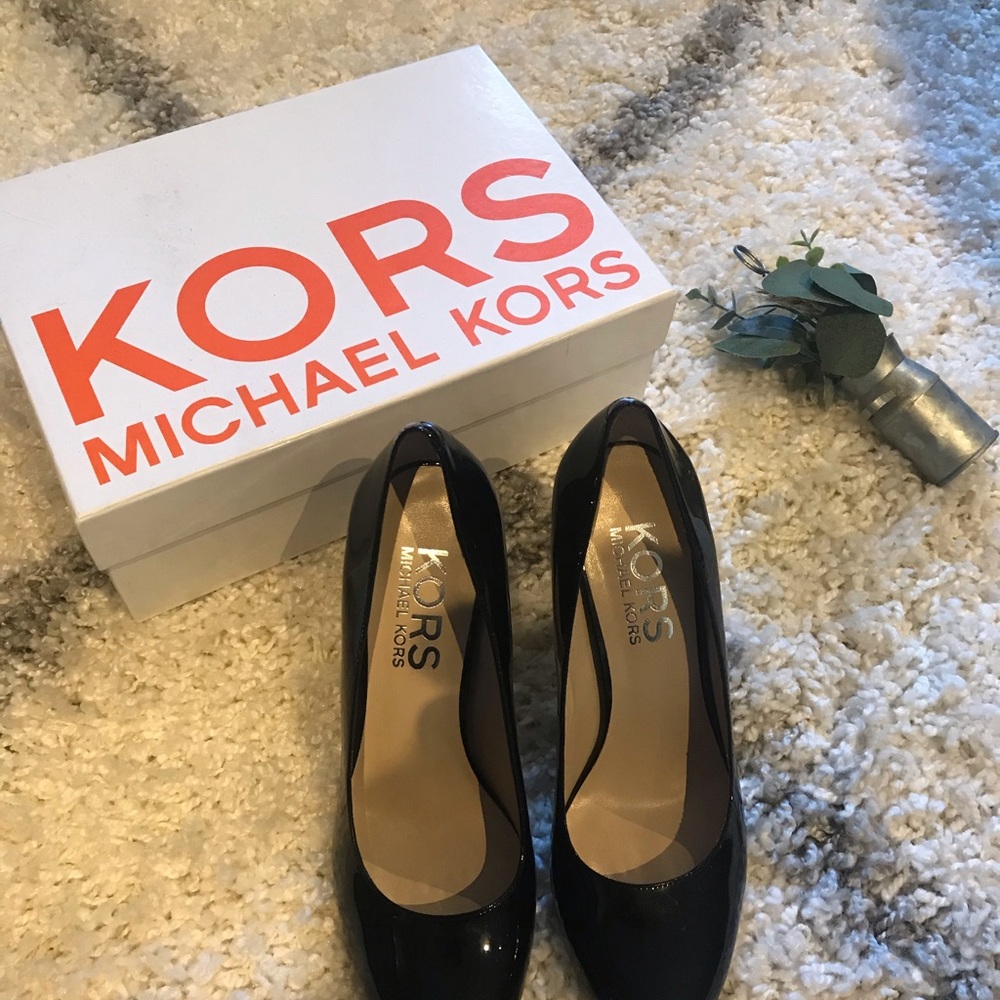 Black leather MK pumps. - Picture 2 of 3